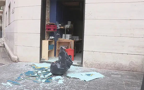 Salerno, spari contro la vetrina del panificio a piazza Malta: arrestato anche il minorenne