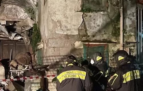 Crolla palazzina a Pagani, famiglie evacuate