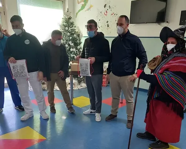 Rappresentanti Fials donano calze ai bambini negli ospedali di Sarno, Nocera, Battipaglia e Polla