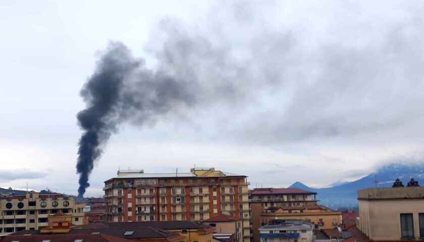 Incendio ieri in un deposito di Eboli, colonna di fumo nero visibile in tutta la città