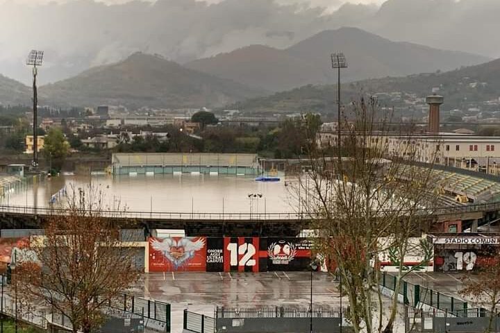 Esonda il torrente, allagato lo stadio della Nocerina