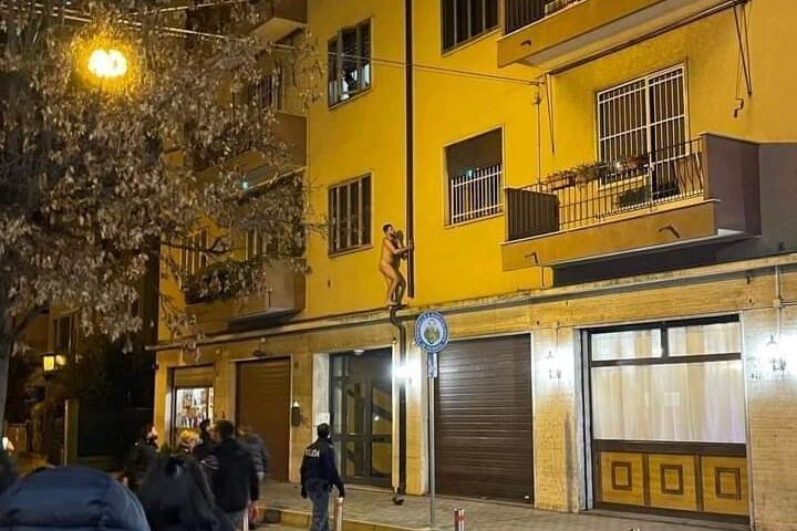 Uomo acrobata in fuga da un palazzo, “era un ladro che scappava”