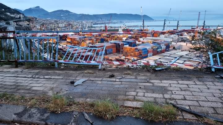 Tragedia sfiorata tra Salerno e Vietri: auto sfonda ringhiera e si ferma prima dello strapiombo