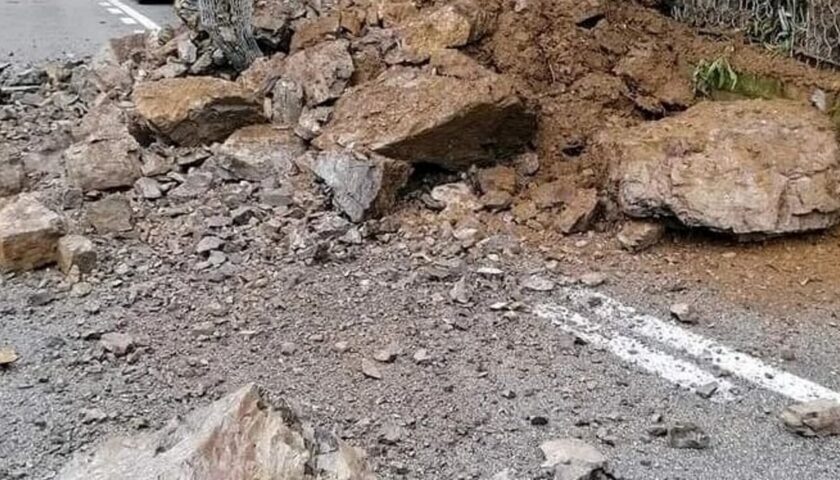 Frana a Positano. Il maltempo danneggia ripetitore a Tramonti