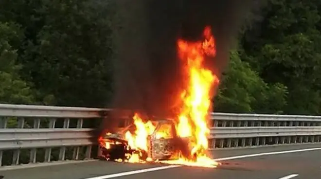 Auto in fiamme in autostrada a San Mango Piemonte