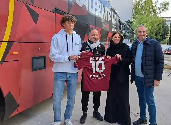 La Salernitana dona la maglia numero 10 alla figlia dell’indimenticato Mauro Pantani