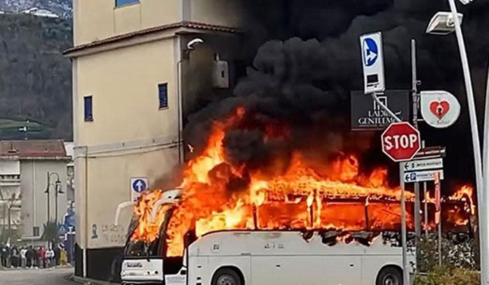 Tafferugli e bus incendiato a Pagani, Borrelli: “Scene inquietanti, una vergogna”