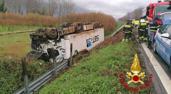 Incidente sul raccordo Avellino-Salerno, un tir finisce in una scarpata