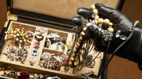 Rubano gioielli in un negozio dopo aver distratto la dipendente, acciuffate due ladre della provincia di Salerno in trasferta