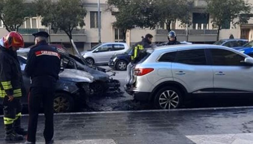 Auto in fiamme in via Farao a Salerno, s’indaga