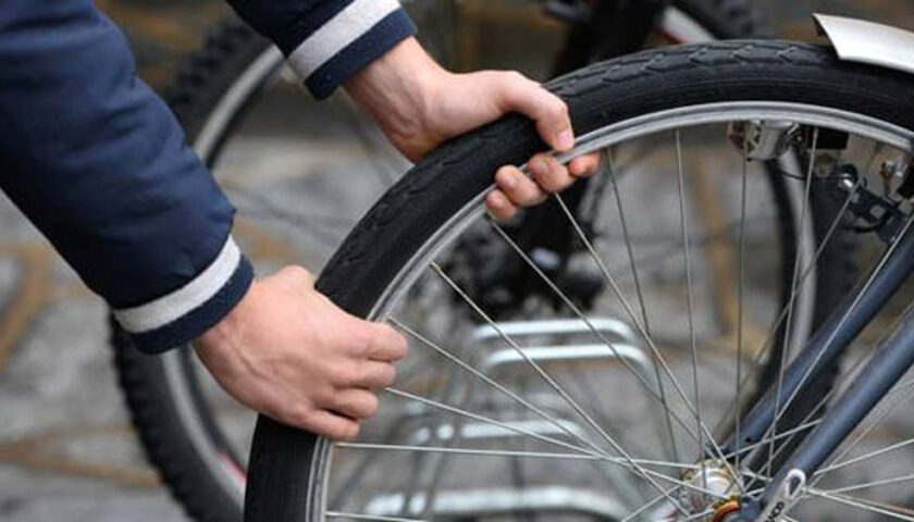 Sventato furto nel negozio di Contursi, caccia ai ladri di biciclette