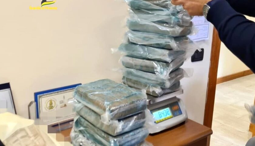 Traffico di stupefacenti, sequestrati 60 chili di cocaina al porto: due arresti