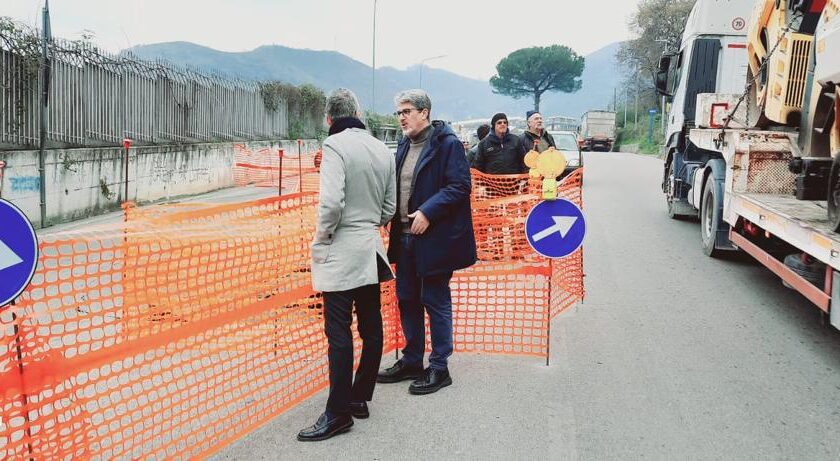 Cava de’ Tirreni, cedimento carreggiata in via Cesaro: sopralluogo del sindaco Servalli