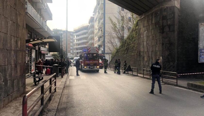 Cadono calcinacci dal ponte ferroviario di via Irno: auto danneggiata e traffico in tilt