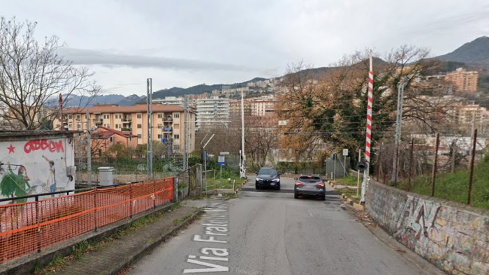 Salerno, colpi di pistola contro un’auto in zona Petrosino: si indaga