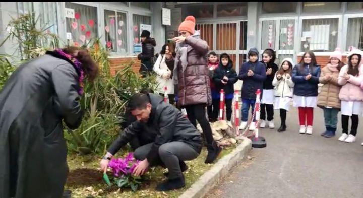 IL SINDACO DI MERCATO SAN SEVERINO: BLANCO PESSIMO ESEMPIO. I FIORI CHE HA PRESO A CALCI LI RIPIANTIAMO NOI CON I BAMBINI 