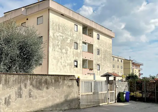 Palazzina senza strada per accedere, disagi per 12 famiglie di Battipaglia