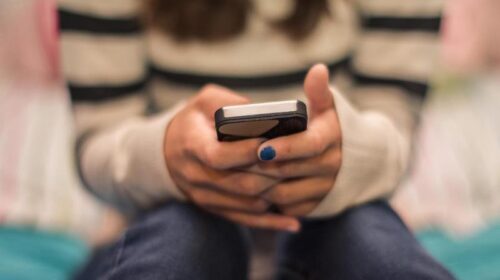 Foto hard sulla chat di classe a Eboli, scatta la protesta Foto hard sulla chat di classe a Eboli, scatta la protesta