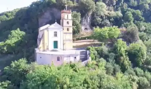 Giffoni Valle Piana, rubato l’oro della Chiesa in casa del parroco
