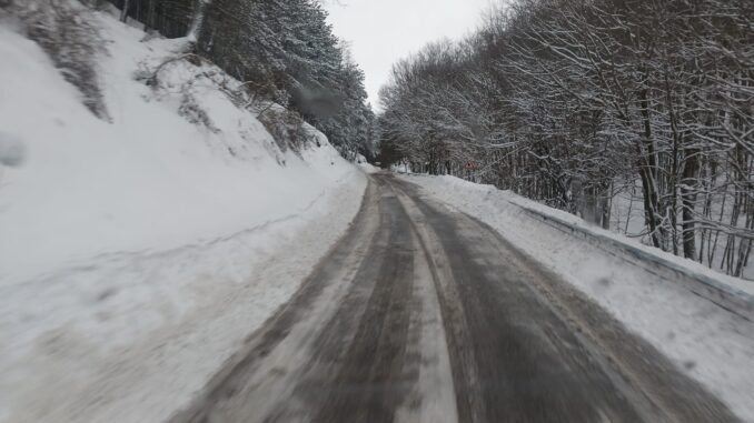 Famiglia con bambina bloccata per ore nella neve, salvata