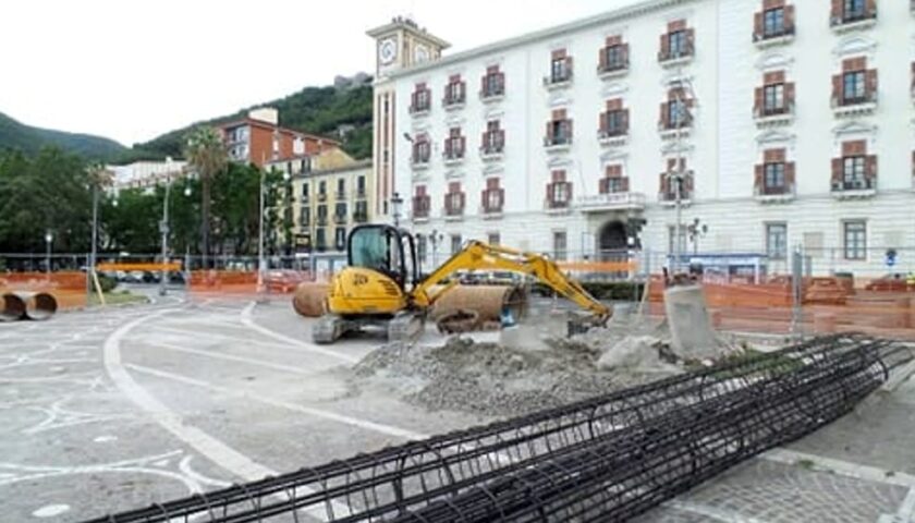 Salerno, dopo 12 anni sarà smontato il cantiere di piazza Cavour ma è querelle con la Parking Cavour