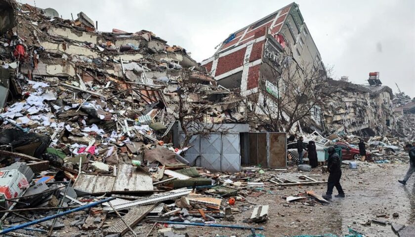 In Turchia, mandati arresto contro 113 persone per il crollo degli edifici. Superati i 28mila morti