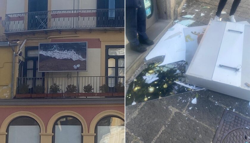 Maltempo a Salerno, cade insegna pubblicitaria a Portanova