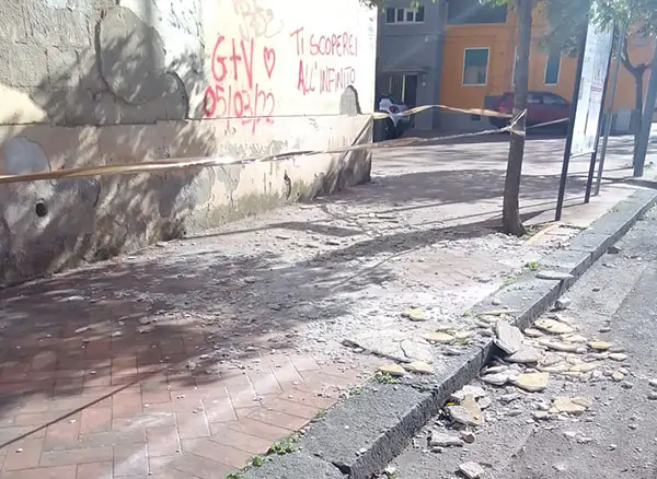 Salerno, il forte vento fa cadere facciata esterna di uno stabile a Mariconda