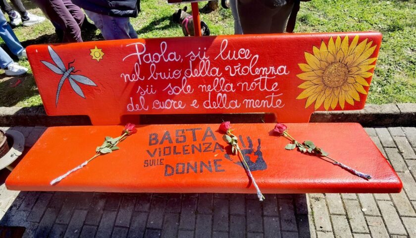 A San Mango Piemonte una panchina rossa per Paola Larocca