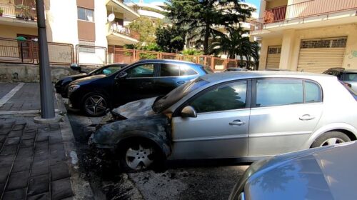 Baby gang brucia l’auto per vendetta dopo un rimprovero