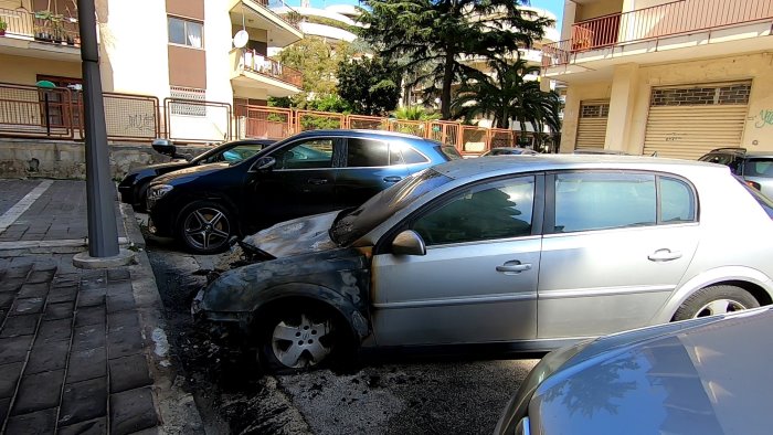 Baby gang brucia l’auto per vendetta dopo un rimprovero