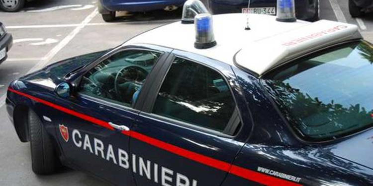 Maiori, getta la droga dal finestrino per evitare i controlli: nei guai 21enne