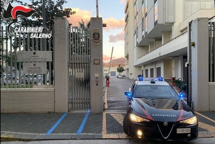 Trovato dai carabinieri di Salerno con droga e soldi provento dello spaccio, arrestato
