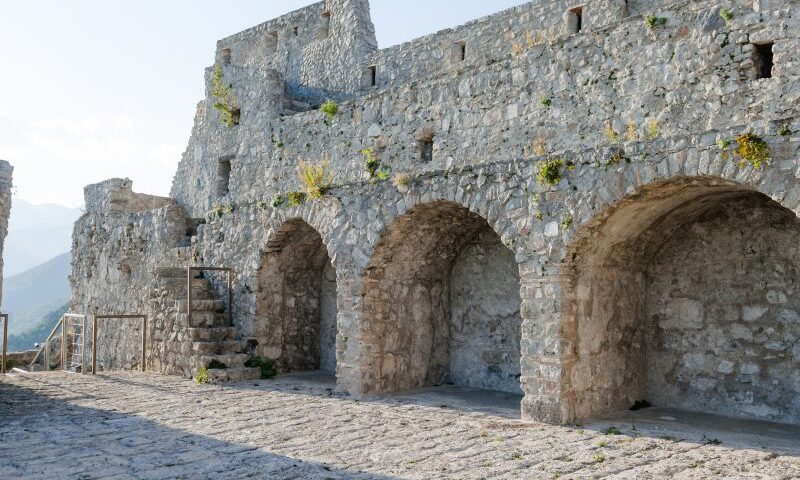 Salerno, chiosco chiuso da anni: distributori automatici per i turisti nel Castello Arechi