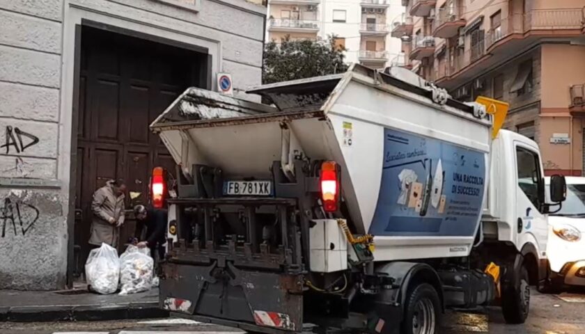 Differenziata a Salerno, al via la sfida tra 32 scuole: pesati i primi rifiuti