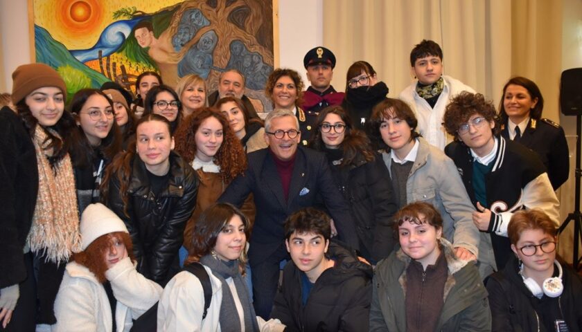 Il Questore incontra gli alunni del Liceo Artistico Sabatini – Menna di Salerno. Un dipinto alla Polizia in memoria di Giovanni Palatucci.