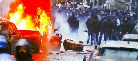 Napoli-Eintracht, guerriglia nel centro della città: auto in fiamme e bus danneggiati