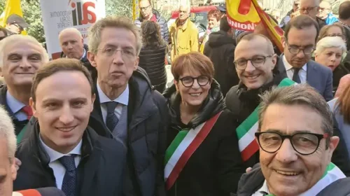 Piero De Luca con i sindaci in piazza a Napoli per protestare contro l’Autonomia Differenziata