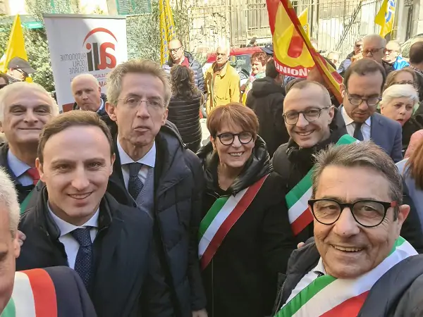 Piero De Luca con i sindaci in piazza a Napoli per protestare contro l’Autonomia Differenziata