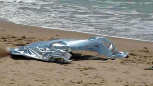 Morto in spiaggia a Salerno, identificato l’uomo