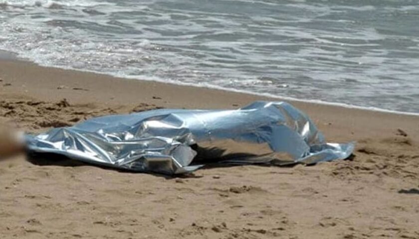 Morto in spiaggia a Salerno, identificato l’uomo