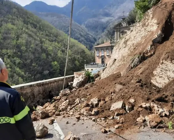 Crollo a Badia di Cava, oggi al via i lavori