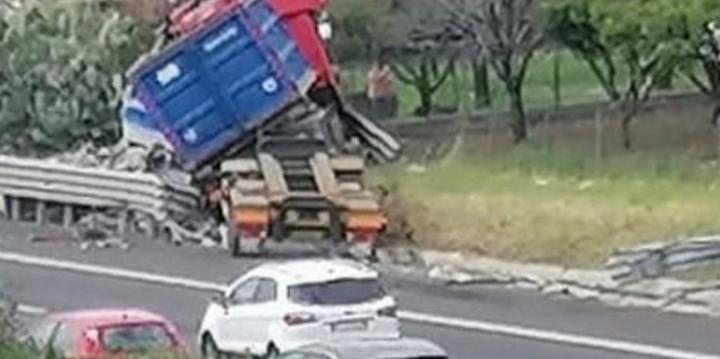 Camion sfonda barriera di protezione sulla A2 tra Eboli e Campagna