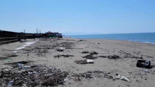 Coppia di fotografi austriaci derubata in spiaggia Battipaglia