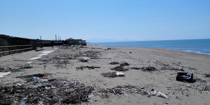 Coppia di fotografi austriaci derubata in spiaggia Battipaglia