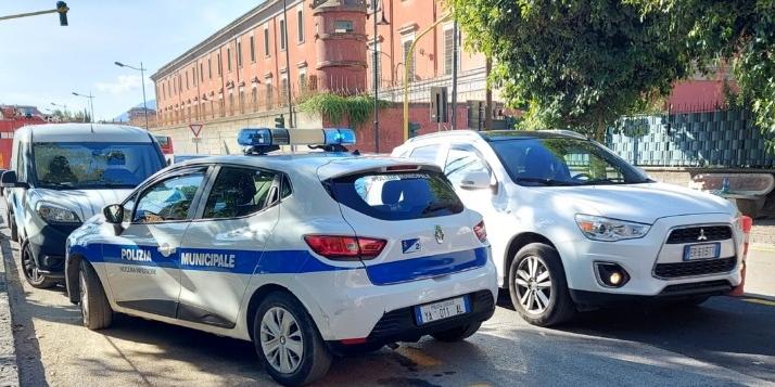 Multato per divieto di sosta, aggredisce i vigili