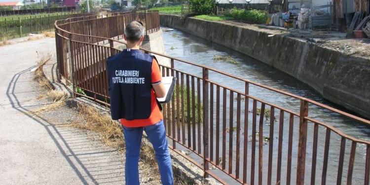 Veleni nel fiume Sarno, denunciati i titolari di sei industrie nel Napoletano