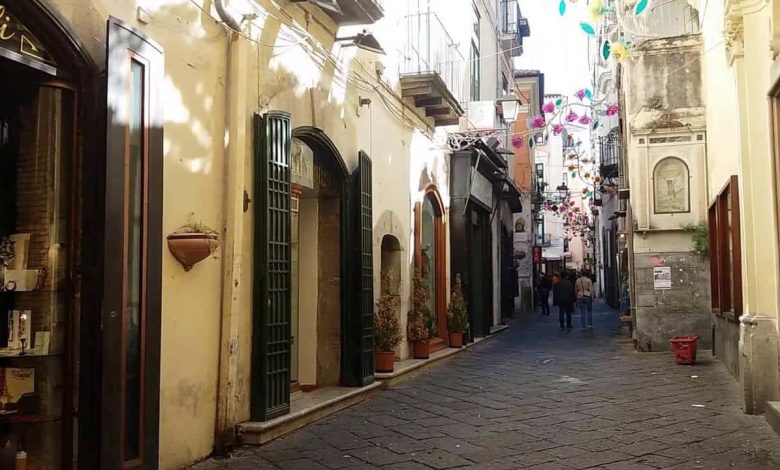 Vandali con bombolette spray nel centro storico di Salerno