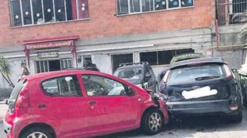 Salerno, auto finisce nel cortile della scuola elementare e per l’Infanzia