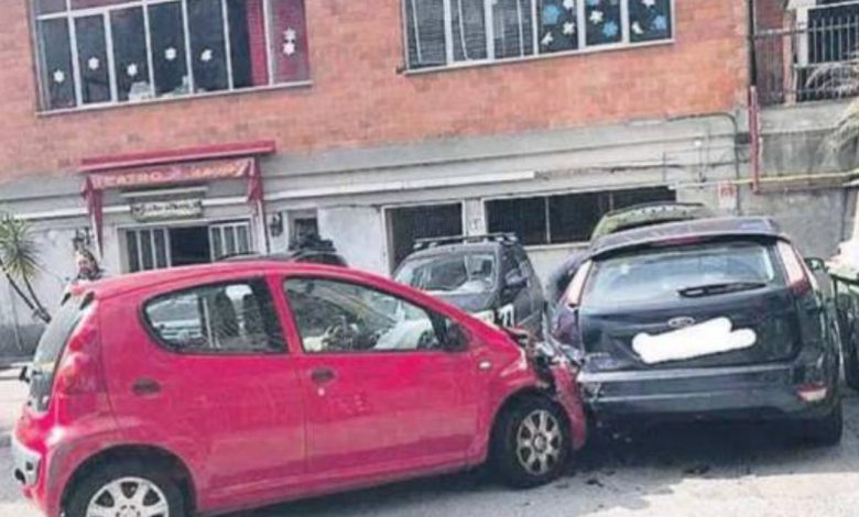 Salerno, auto finisce nel cortile della scuola elementare e per l’Infanzia